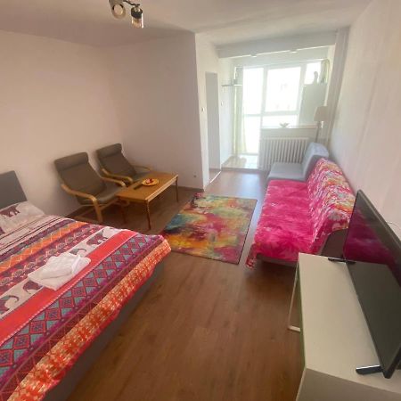 Lovely 1 Bedroom Apartment With Free Street Parking Bucureşti Ngoại thất bức ảnh
