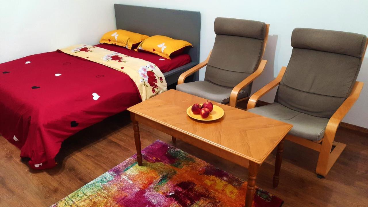 Lovely 1 Bedroom Apartment With Free Street Parking Bucureşti Ngoại thất bức ảnh